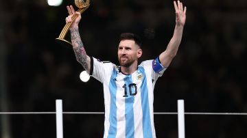 Lionel Messi con Balón de Oro del Mundial Qatar 2022.