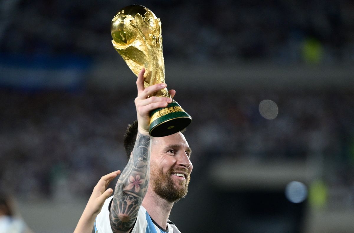 Lionel Messi levantando la Copa del Mundo. 