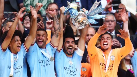 Manchester City celebra la obtención de la FA Cup con İlkay Gündoğan levantando el trofeo.