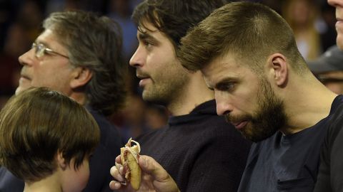 Marc Piqué, su hermano Gerard Piqué y su sobrino, Milan Piqué, en un juego de basketball en Barcelona durante el 2016.