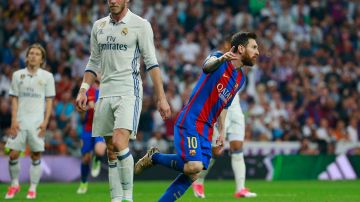Messi celebra un gol cerca de Gareth Bale en la época que ambos vestían los uniformes del FC Barcelona y Real Madrid respectivamente.