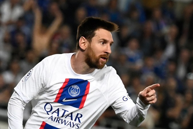 Messi uniformado con los colores del PSG.