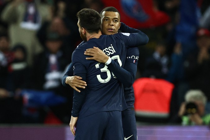 Messi y Mbappé vistiendo los colores del PSG.
