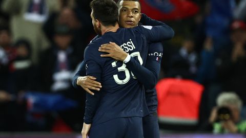 Messi y Mbappé vistiendo los colores del PSG.