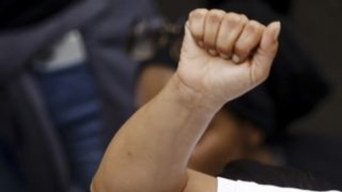 La madre de Nahel, Mounia, encabezó este jueves la marcha para exigir justicia.