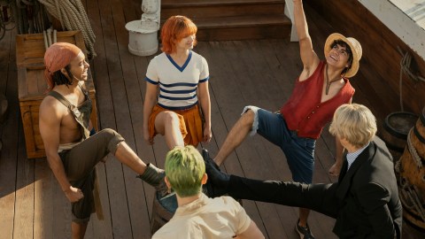 De izq. a drcha.: Jacob Romero Gibson, Mackenyu Arata, Emily Rudd, Iñaki Godoy y Taz Skylar, los protagonistas de "One Piece".