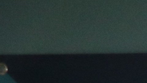 Personas adultas en clases para recuperarse de algún problema de salud mental o uso de sustancias, junto con la alcaldesa de South Gate, María del Pilar Avalos (de saco azul) y la directora de Compatior, Paola Torres (a la izquierda).