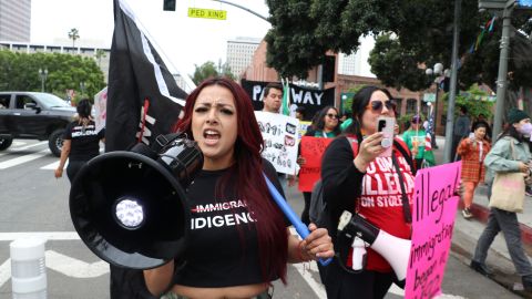 Los latinos en Los Ángeles pidieron al gobernador Ron De Santis respetar a la comunidad inmigrante.