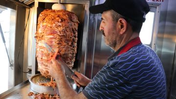 Miguel Martínez corta la carne al pastor en el interior del camión de Tacos Los Chemas, donde ya tienen instaladas cámaras de seguridad para evitar robos.
