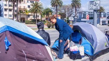 Karen Bass se ha enfocado en remediar la crisis de vivienda en Los Ángeles.