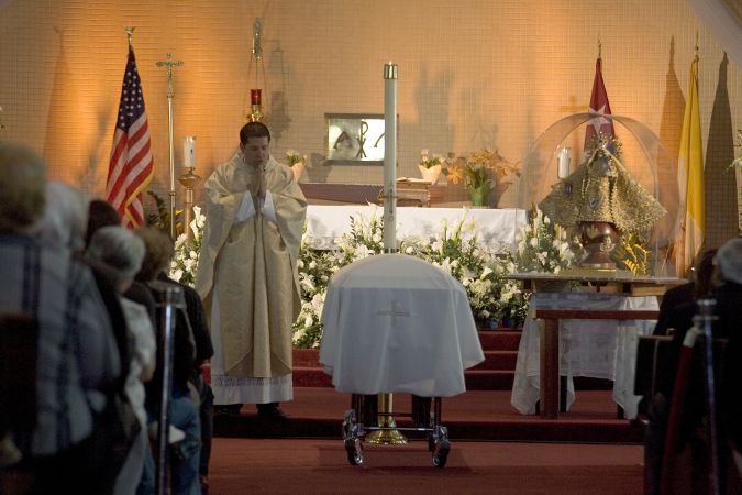 Padre Alberto Cutié en el funeral del músico cubano Israel "Cachao" López.