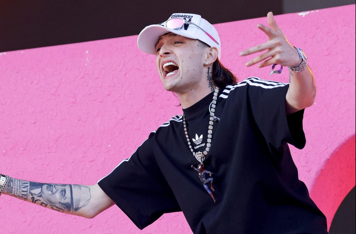 Peso Pluma, cantante de regional mexicano en el Coachella Music Festival 2023.