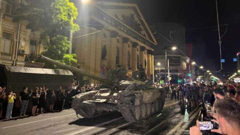 Miembros del grupo Wagner abandonan las instituciones militares en Rostov del Don, donde habían tomado el control.