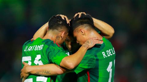 Roberto de la Rosa (d) de México celebra una anotación ante Guatemala, hoy durante un partido amistoso.