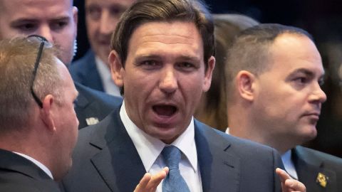 La campaña de Ron DeSantis se debilita, en tanto que la de Donald Trump se fortalece a pesar de que irá a juicio