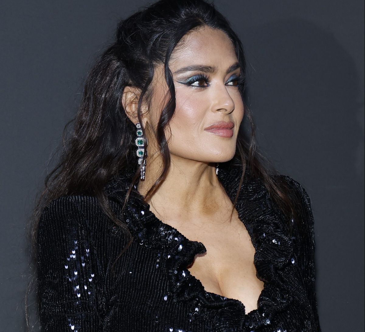 Salma Hayek Con Un Conejo En Su Regazo Celebra La Semana De Concienciación Del Bienestar La 