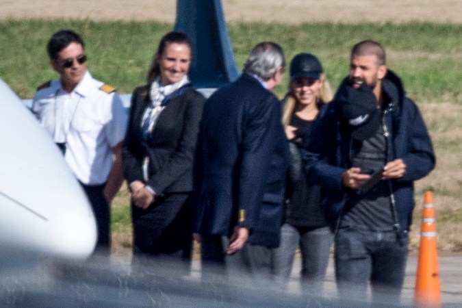 Shakira y Gerard Piqué llegando a Argentina a la boda de Lionel Messi.