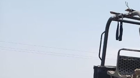 Camioneta del Ejército destrozada por una mina terrestre