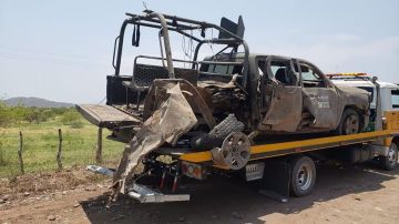 Camioneta destrozada por mina terrestre