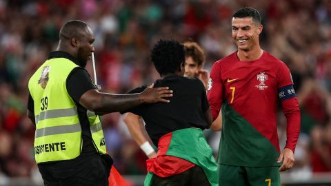 Un fanático saltó a la cancha a abrazar a Cristiano Ronaldo.