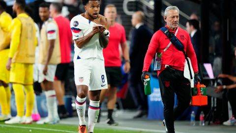 Weston McKennie con la playera rota en el encuentro contra México.