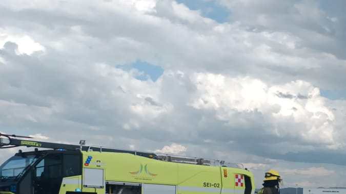 VIDEO: Avión de fiscalía en México sufre avería, realiza aterrizaje forzoso y queda con “nariz” en el suelo