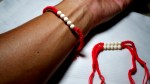 La pulsera roja es uno de los amuletos más usados contra las malas vibras.