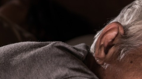 Por qué los adultos mayores se despiertan más temprano