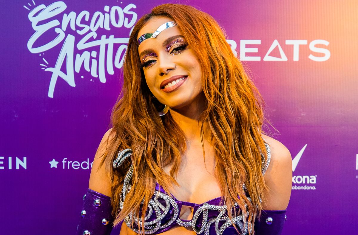 Anitta modela un atuendo negro compuesto por bikini y botas altas de látex - La Opinión