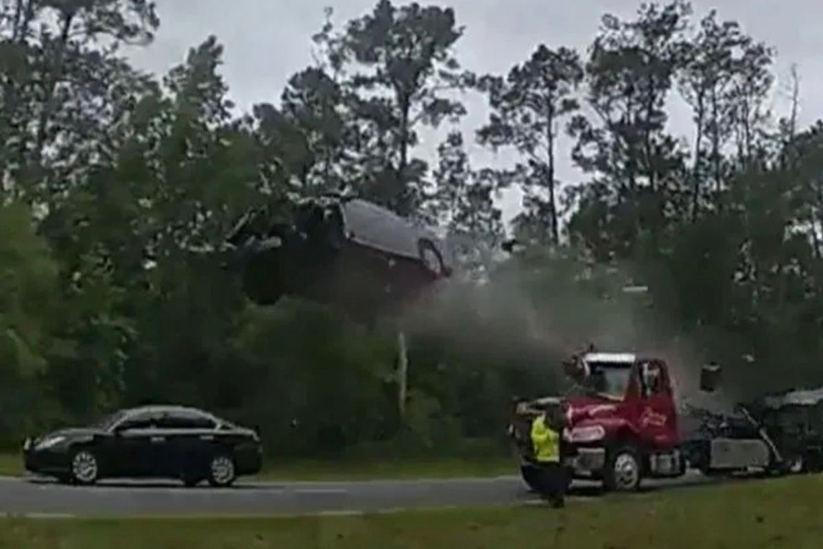 VIDEO: The dramatic moment in which a car jumps the ramp of a crane on a highway in Georgia