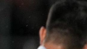 Julián Araujo disputa un balón con Andrés Iniesta.