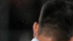 Julián Araujo disputa un balón con Andrés Iniesta.