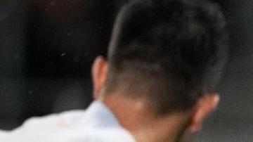 Julián Araujo disputa un balón con Andrés Iniesta.