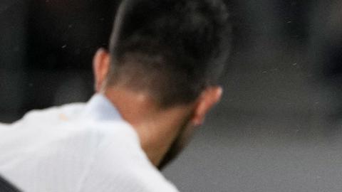 Julián Araujo disputa un balón con Andrés Iniesta.