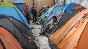 Migrantes mexicanos desplazados por la violencia acaparan la frontera en Tijuana.