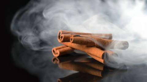Quemar canela es uno de los rituales más populares.