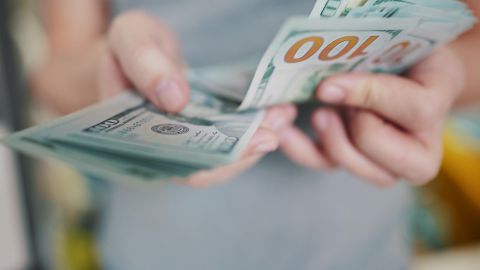 El acto de bendecir el dinero envía una señal positiva al universo.