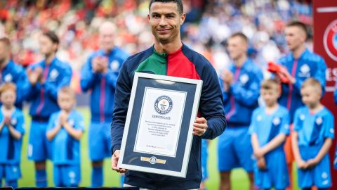 Cristiano Ronaldo recibió Récord Guiness por alcanzar su partido 200 con Portugal.