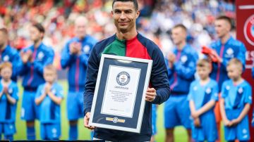 Cristiano Ronaldo recibió Récord Guiness por alcanzar su partido 200 con Portugal.