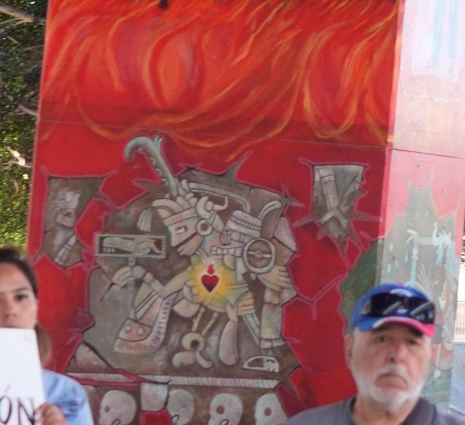 El compositor Diego Parra ofreció canciones a la caravana contra la ley antiinmigrante de Florida a su salida de San Diego.