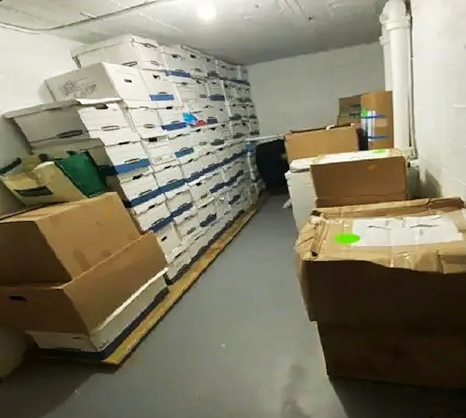 Fotos de documentos del gobierno hallados en cajas, parte de la acusación federal de 37 cargos contra el expresidente Donald J. Trump.