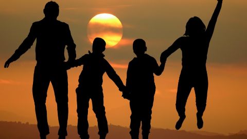 Una familia de 4 personas requiere ingresos de $85,000 dólares al año, según una encuesta de Gallup.