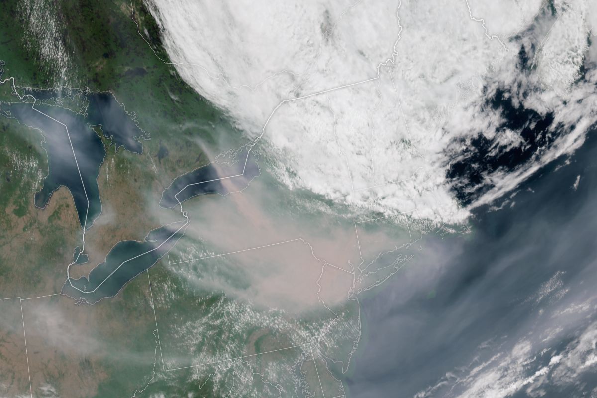Imagen del satélite GOES-16 que muestra humo moviéndose hacia la ciudad de Nueva York el 7 de junio de 2023.