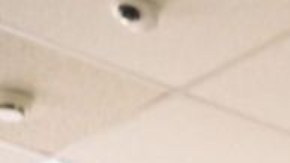 Oleg Orlov muestra la portada de un libro en el tribunal de Moscú.