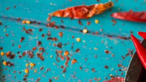 Por qué comer picante afecta las hemorroides