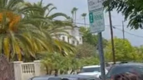 Padres de familia de la primaria Saticoy en North Hollywood se enfrentaron a golpes hace algunos días.