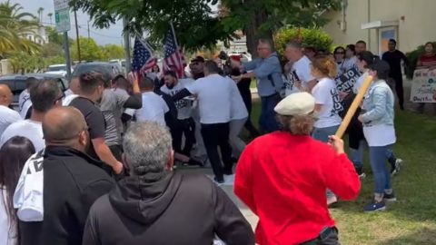 Padres de familia de la primaria Saticoy en North Hollywood se enfrentaron a golpes hace algunos días.