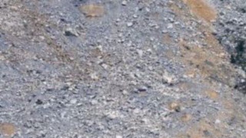 El desprendimiento de rocas no llegó a la aldea y se detuvo justo antes de impactar en la escuela local.