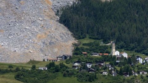El desprendimiento de rocas no llegó a la aldea y se detuvo justo antes de impactar en la escuela local.