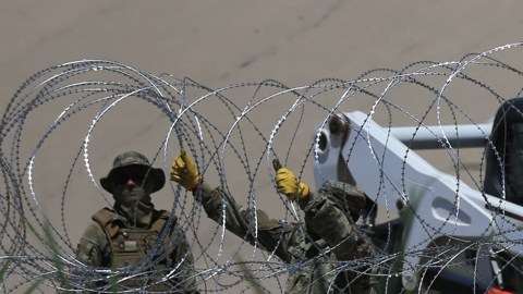 Texas refuerza barricada de alambre en la frontera Juárez-El Paso pese a orden de retirarla